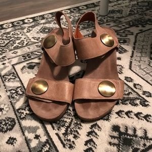 Taos carousel tan leather wedge sandals size 8 💗